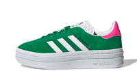 Adidas Gazelle Bold, zijaanzicht met groen suède, witte strepen en roze achtervoet op dikke witte zool