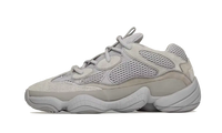 Adidas Yeezy 500 Stone Salt, zijaanzicht met grijsbeige mesh, suède details en chunky zool