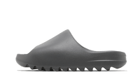 Adidas Yeezy Slide Granite, zijaanzicht met grijze gestructureerde zool en opstaande rand
