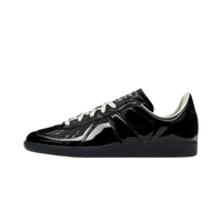 adidas Bw Army Black Patent Leather zwarte sneaker van glanzend lakleer met witte veters en rubberen zool in zijaanzicht