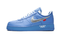 Nike Air Force 1 Low Off-White MCA University Blue, zijaanzicht met blauw leer, zilveren Swoosh en rode accentdetails