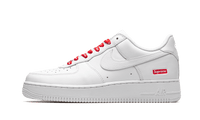 Nike Air Force 1 Low White Supreme, zijaanzicht met wit leer, rode veters en Supreme-label