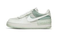 Nike Air Force 1 Shadow Pistachio Frost, zijaanzicht met wit en mintgroen kleurvlakken, platform zool