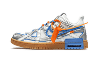 Nike Air Rubber Dunk Off-White UNC zijaanzicht met witte bovenkant, blauwe en oranje stiksels, gummi zool