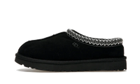 UGG Tasman Slipper Black, zijaanzicht van zwart suède pantoffel met grijs gebreide kraag en dikke zool