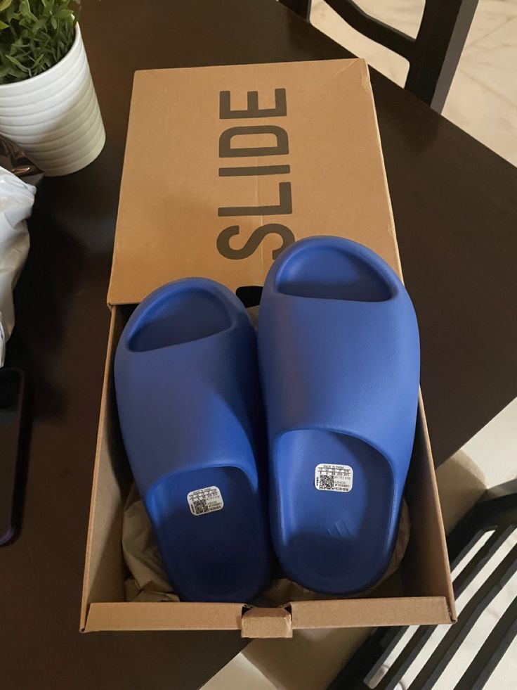 Yeezy hotsell slides