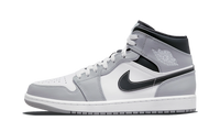 Nike Air Jordan 1 Mid Light Smoke Grey Anthracite, zijaanzicht met grijs en wit leer en zwart Swoosh logo