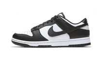 Nike Dunk Low Retro White Black, zijaanzicht met zwart en wit leer en Nike Swoosh logo
